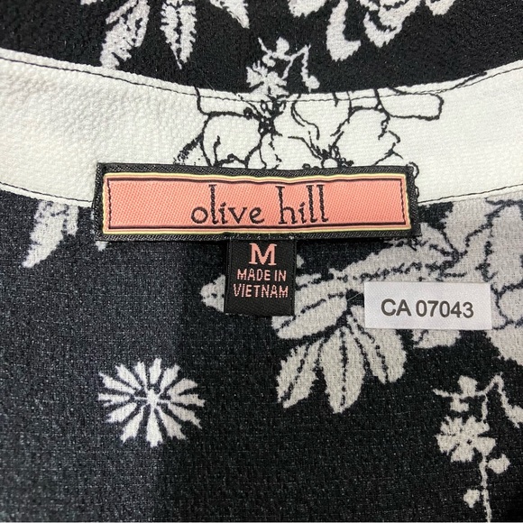 Olive Hill | long Black & White floral top - Picture 4 of 9